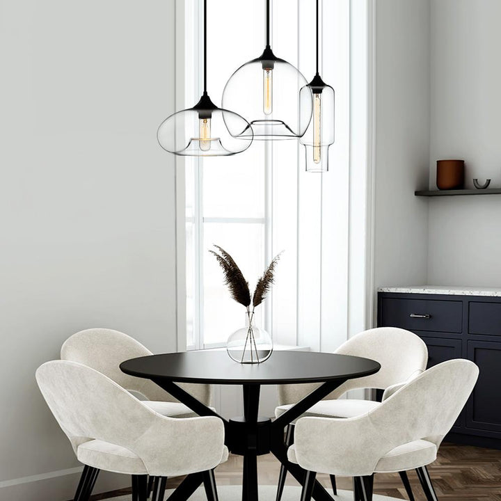 Embellece tu sala con esta lámpara colgante de 3 luces con pantallas de cristal geométricas, estilo moderno.