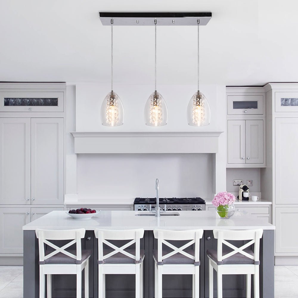 Detalle de los acentos de cristal en lámpara colgante de cocina, diseño elegante y moderno.