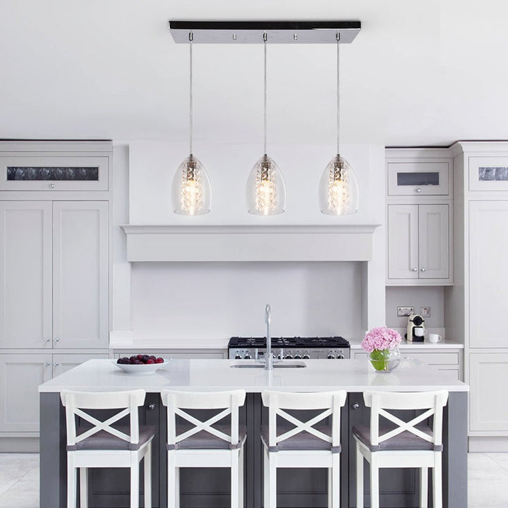Detalle de los acentos de cristal en lámpara colgante de cocina, diseño elegante y moderno.