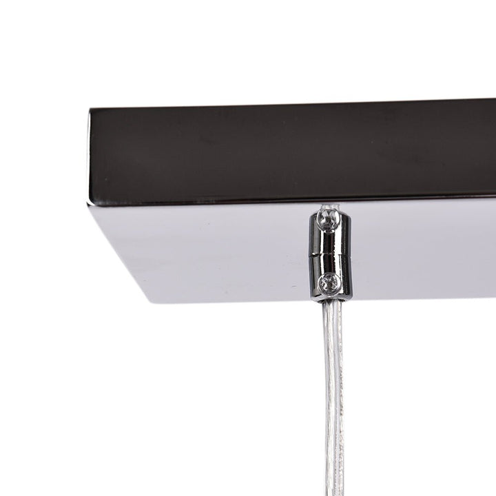 Elegante lámpara colgante de cromo y cristal para isla de cocina, iluminación moderna y funcional.