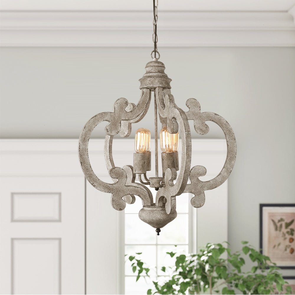Candelabro de madera desgastada de 4 luces, con toque rústico y vintage, ideal para interiores cálidos.