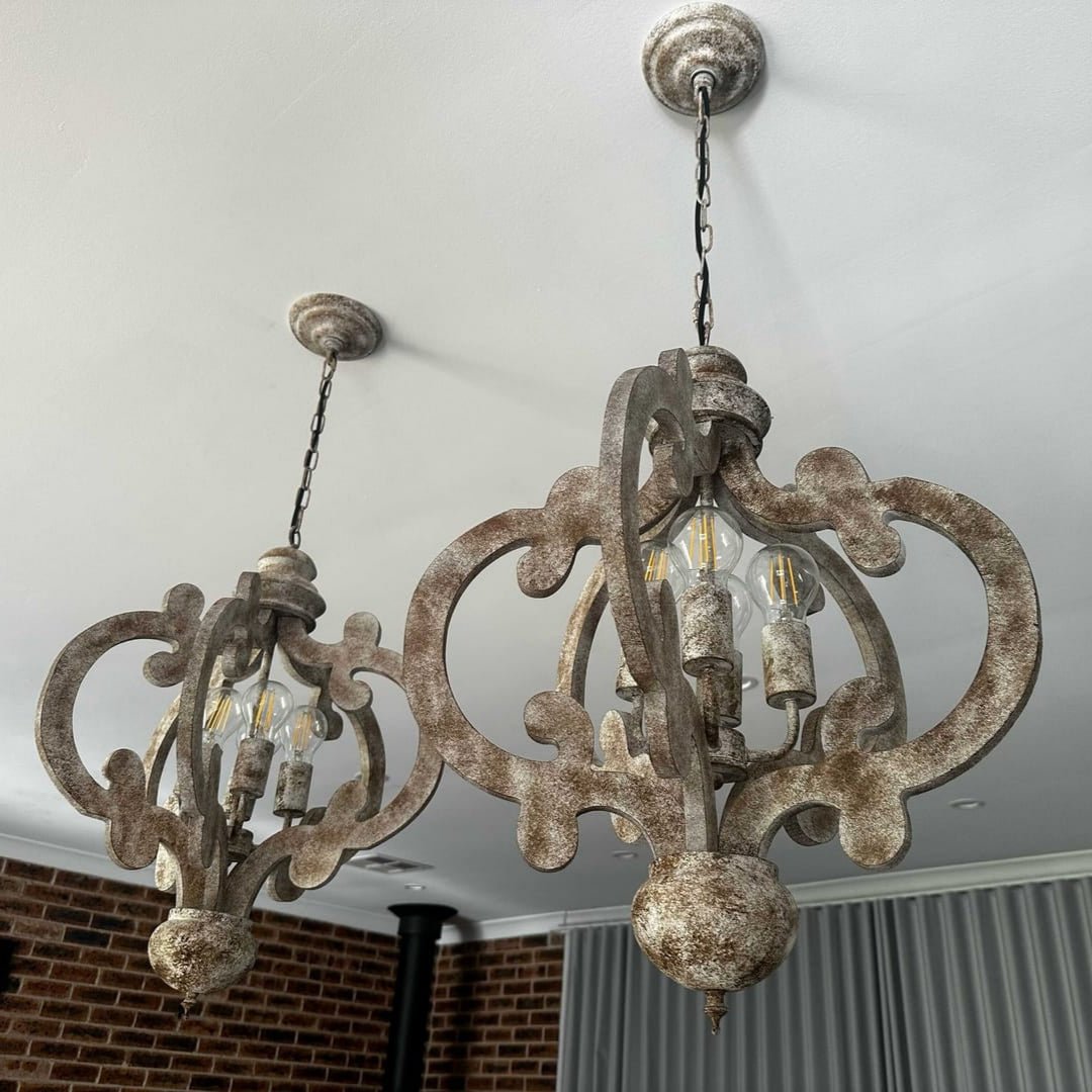 Candelabro rústico de madera desgastada con 4 luces, iluminación decorativa para comedor o sala de estar.