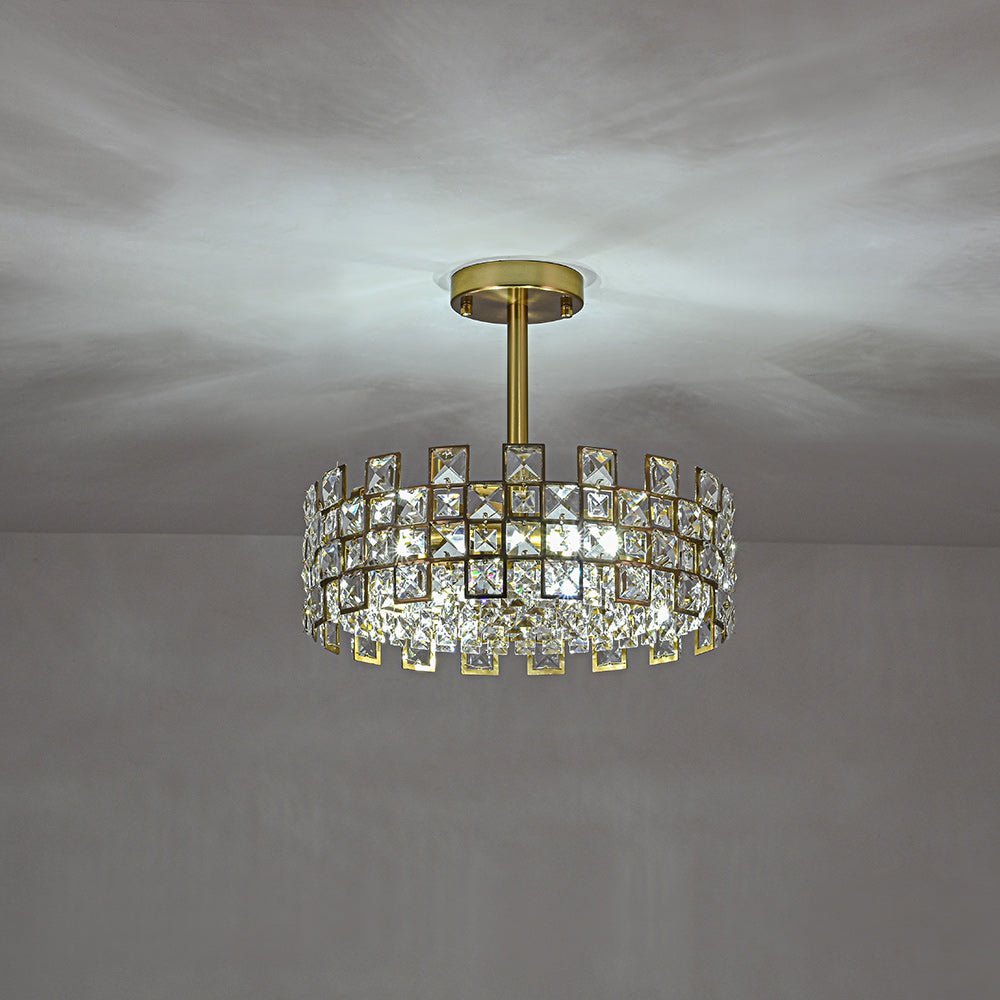 Luz de techo glam moderna con estructura semi empotrada. El cristal crea un efecto de luz deslumbrante.
