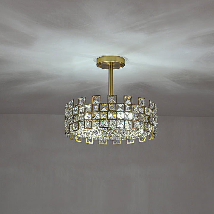 Luz de techo glam moderna con estructura semi empotrada. El cristal crea un efecto de luz deslumbrante.