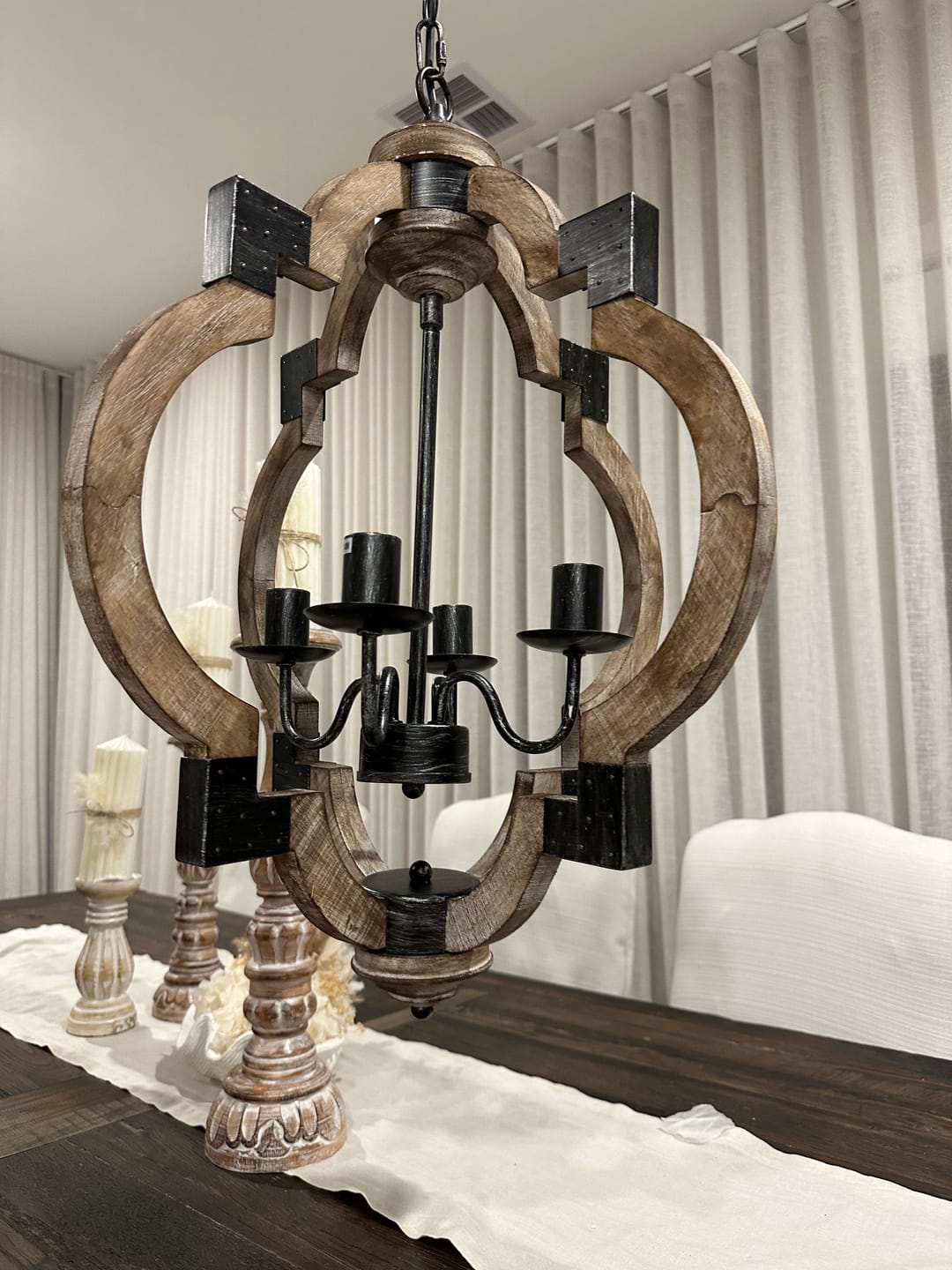 Colgante de madera oscura y metal negro, 4 bombillas, iluminación rústica para comedor.