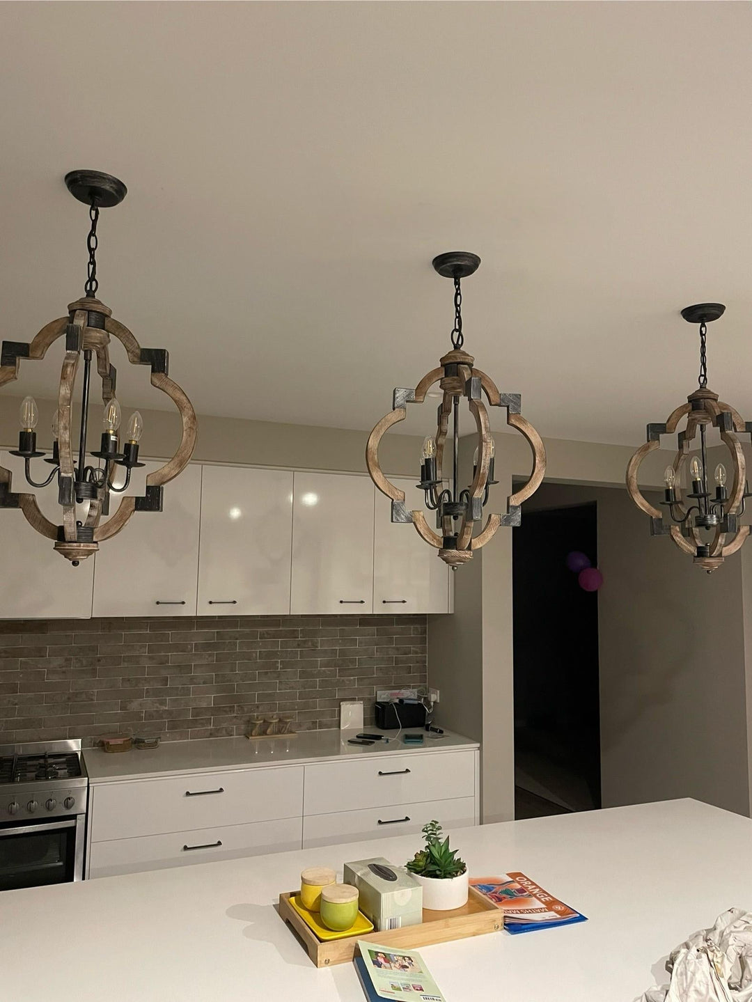 Decoración de hogar con lámpara colgante rústica de madera, 4 luces y herrajes negros.