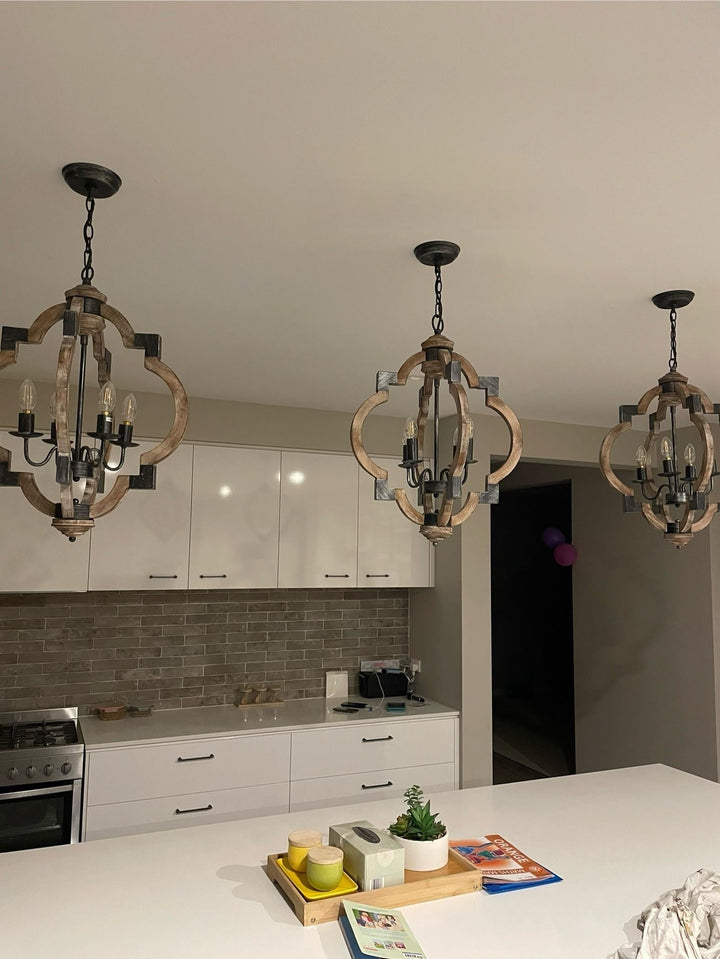 Decoración de hogar con lámpara colgante rústica de madera, 4 luces y herrajes negros.