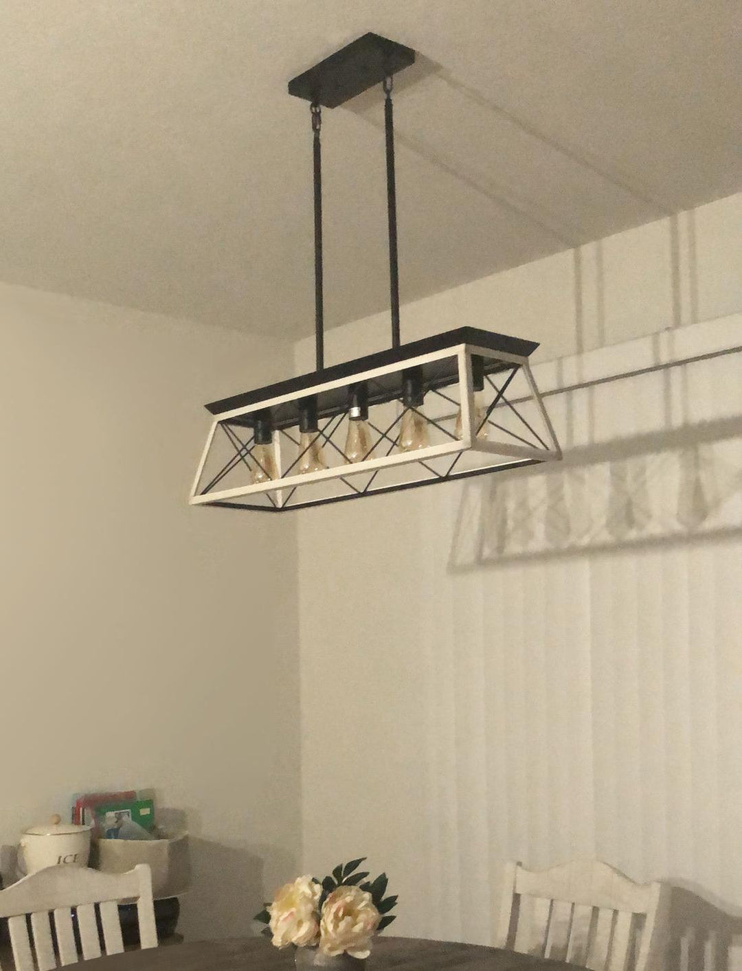 Lámpara de araña moderna rústica para isla de cocina. Lineal rectangular, 5 luces regulables.