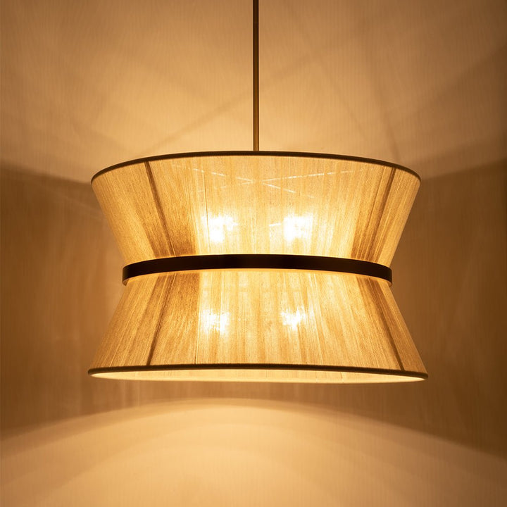 Iluminación interior: Luz colgante de cuerda cónica y detalles dorados.
