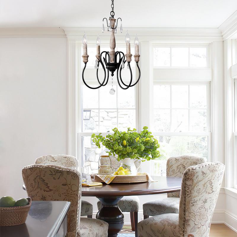 Elegante candelabro de cristal clásico con detalles de madera. Iluminación de techo de 4 luces para un hogar chic.