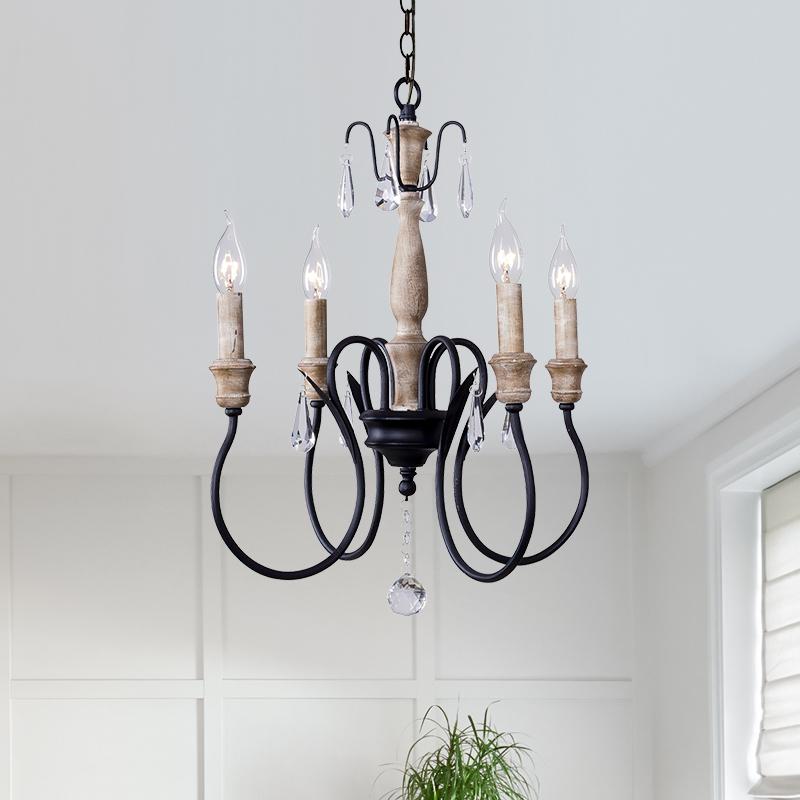 Candelabro clásico de cristal y madera para techo. Iluminación elegante de 4 luces para hogar rústico.