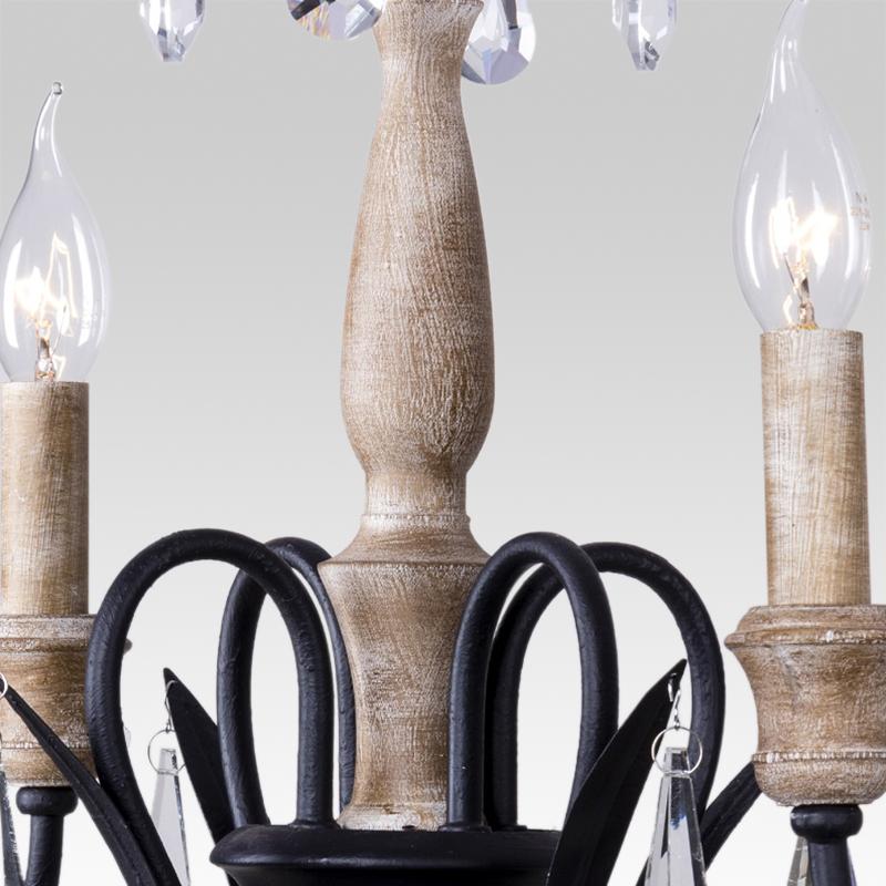 Candelabro de 4 luces con adornos de cristal y estructura clásica de madera. Iluminación decorativa para cualquier hogar.