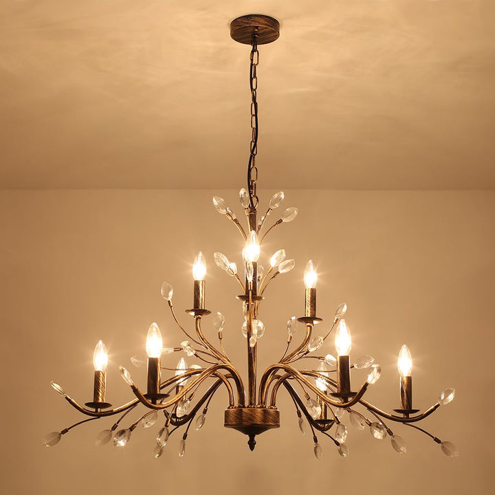 Elegante candelabro de techo estilo francés con acentos brillantes de cristal para decoración. [[lstfy-media:7]]