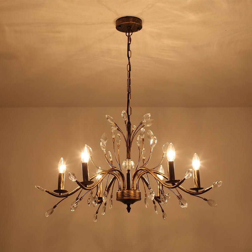 Candelabro clásico estilo francés con elementos de cristal, perfecto para iluminación vintage. [[lstfy-media:8]]