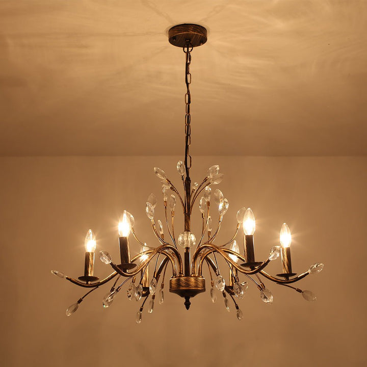 Candelabro clásico estilo francés con elementos de cristal, perfecto para iluminación vintage. [[lstfy-media:8]]