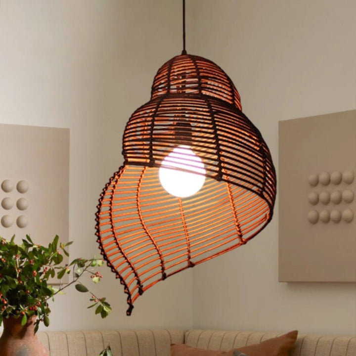 Luz colgante artesanal espiral diseño caracol. Iluminación bohemia tejido natural para comedor.
