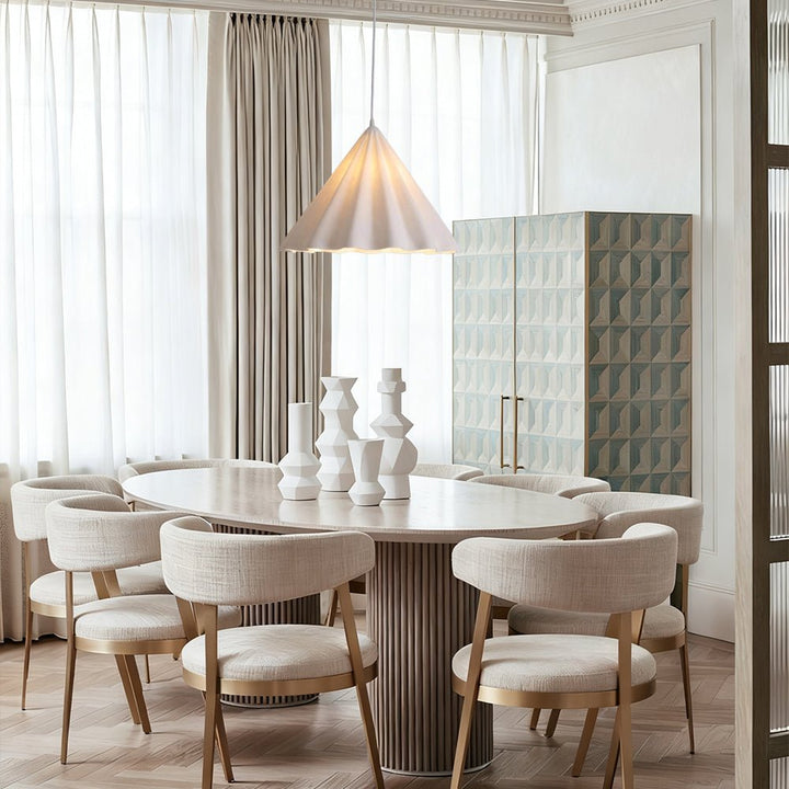 Lámpara colgante minimalista blanca, cono ondulado para iluminación interior moderna y elegante.