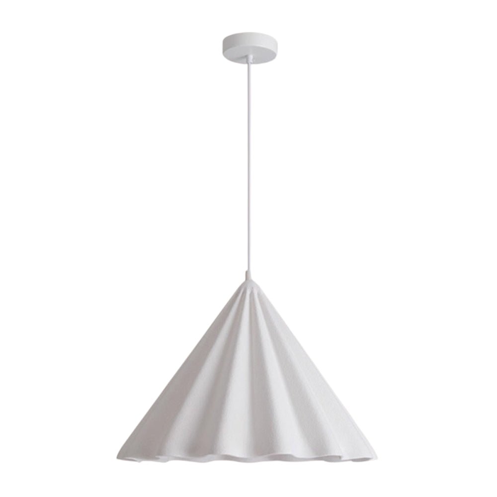 Detalle de lámpara colgante de cono ondulado, textura moderna para decoración y ambiente.