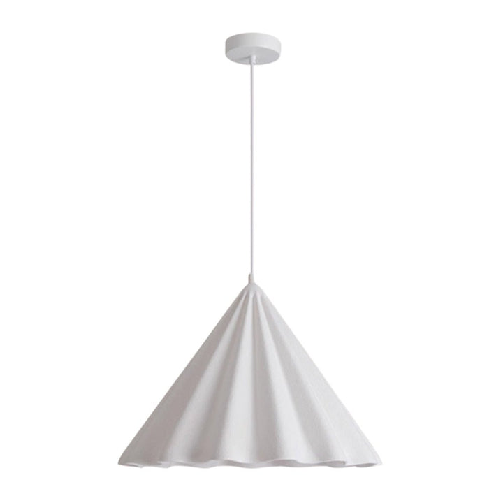 Detalle de lámpara colgante de cono ondulado, textura moderna para decoración y ambiente.