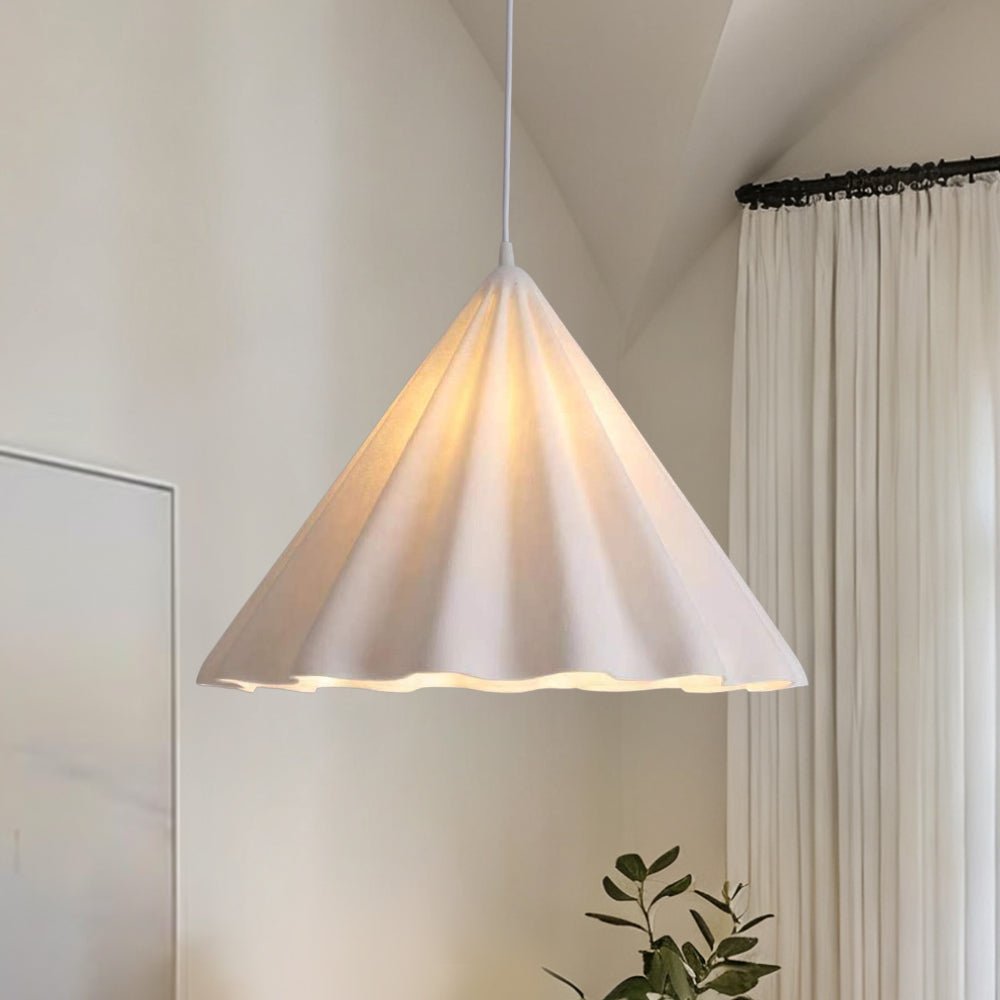 Lámpara de techo colgante con diseño ondulado contemporáneo, crea un ambiente acogedor.