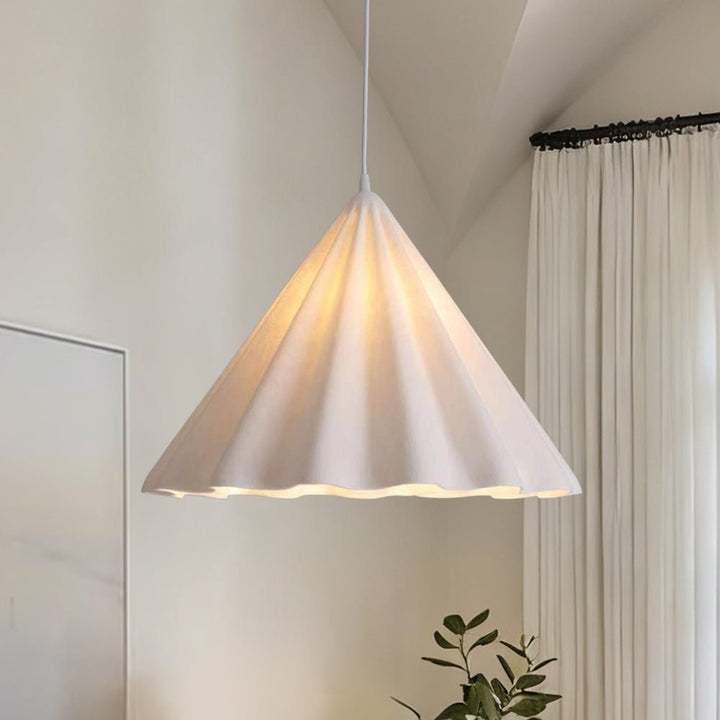 Lámpara de techo colgante con diseño ondulado contemporáneo, crea un ambiente acogedor.