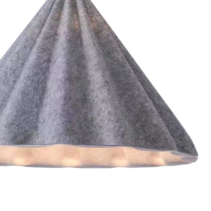 Lámpara de cono ondulado para techo, aporta un toque de diseño único a la decoración del hogar.