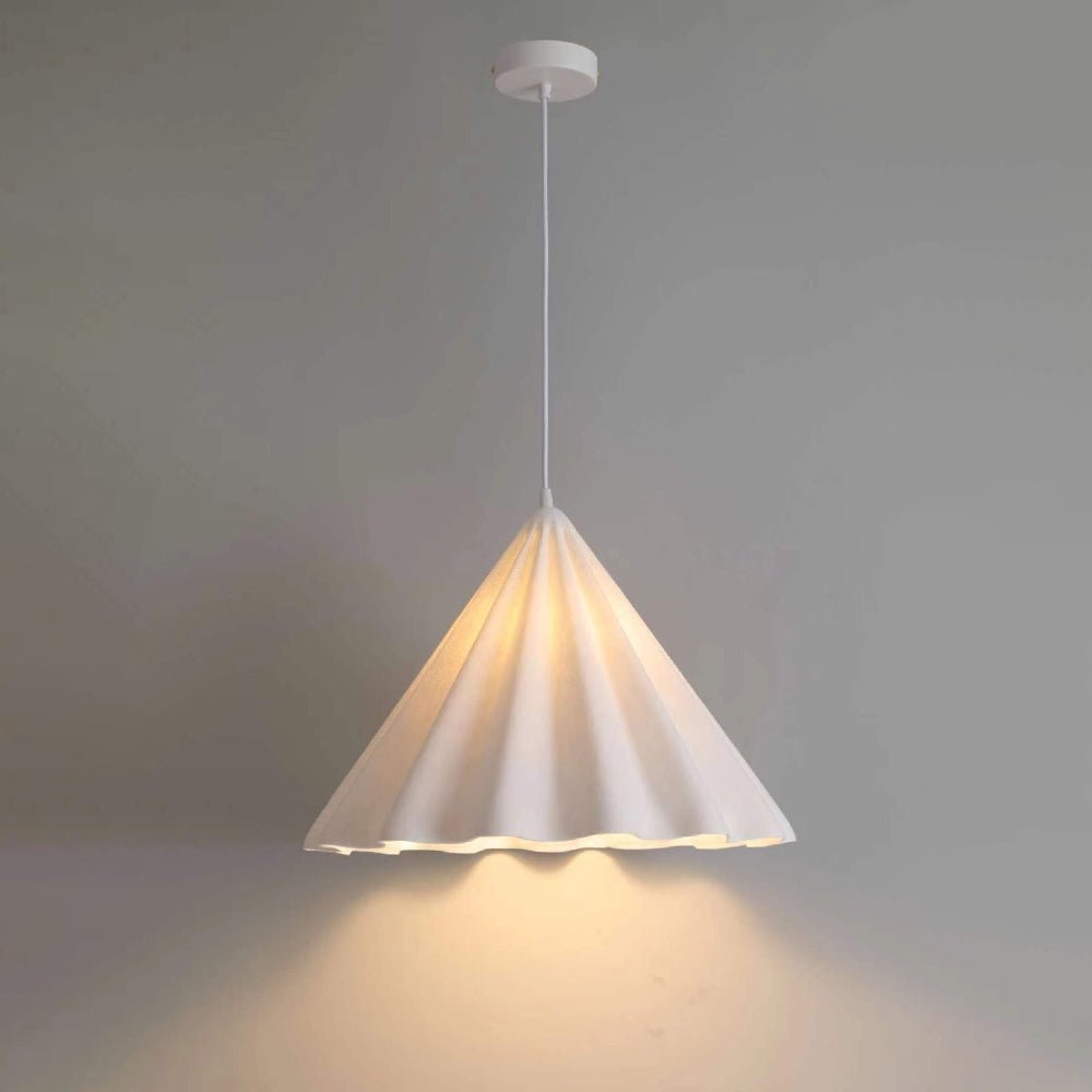 Lámpara de techo colgante, diseño minimalista de cono ondulado, para interior moderno.