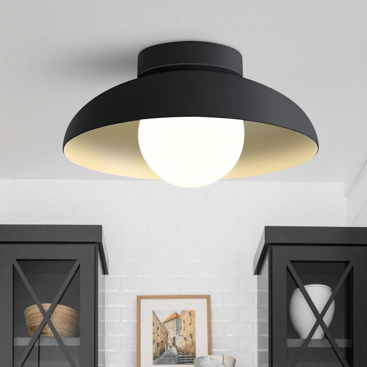 Lámpara de techo semi-empotrada contemporánea con cúpula de vidrio. Diseño moderno para iluminación del hogar.