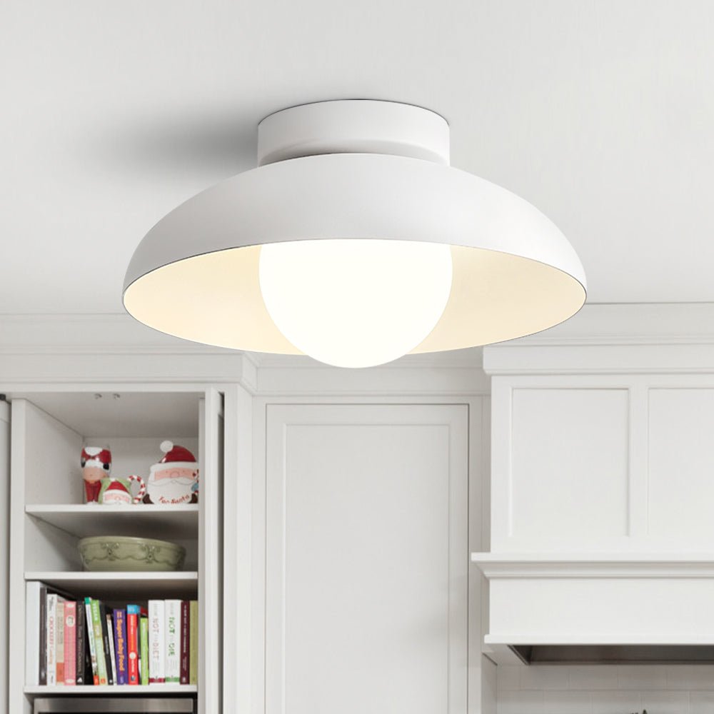 Lámpara de techo semi-empotrada blanca con cúpula de vidrio, estilo contemporáneo. Ideal para salón o dormitorio.