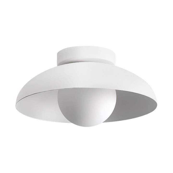 Lámpara de techo moderna que ofrece iluminación suave. Diseño semi-empotrado con cúpula de vidrio y metal pulido.