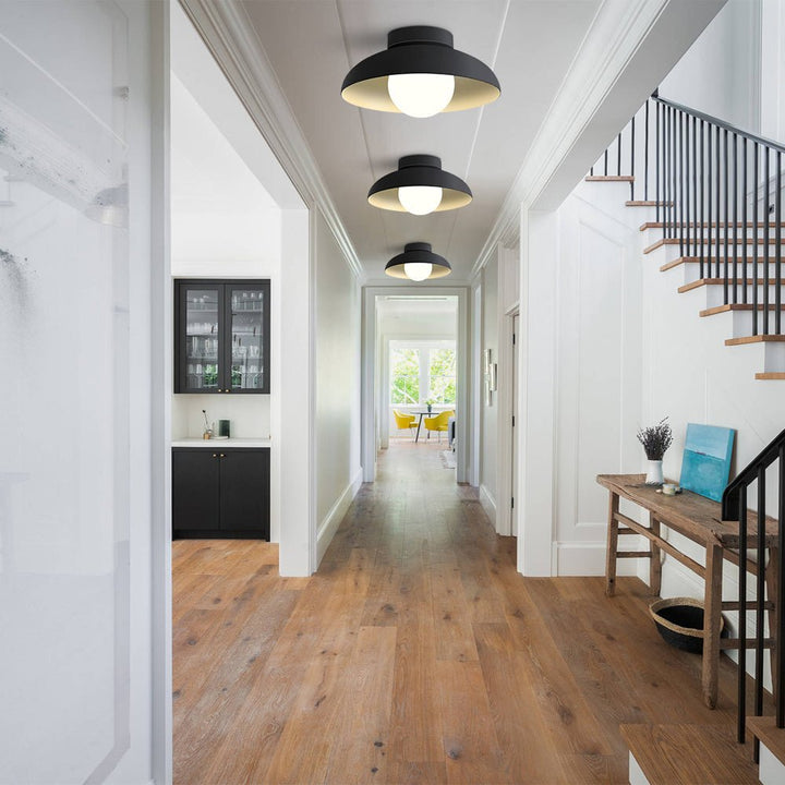 Luz de techo negra moderna semi-empotrada, diseño con cúpula de vidrio. Perfecta para iluminación del hogar actual.