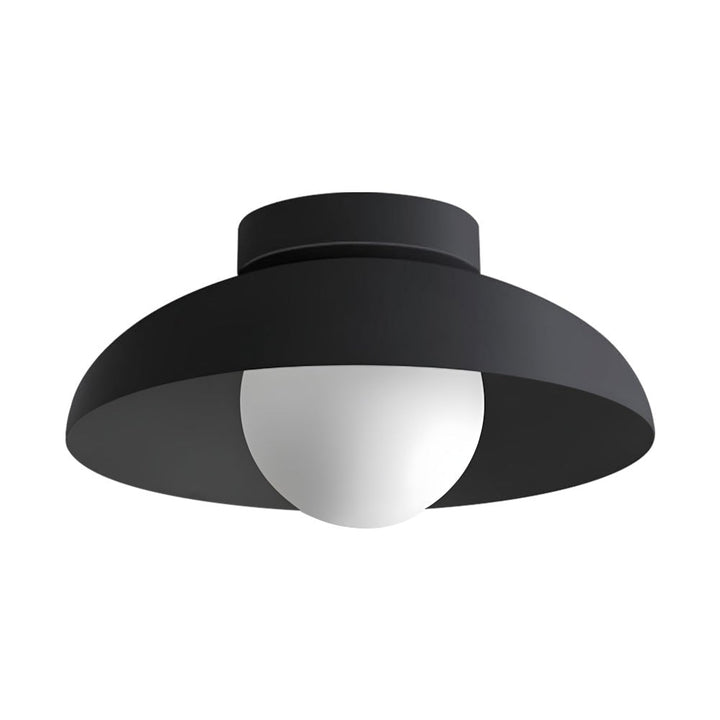 Detalle de lámpara de techo moderna con cúpula de vidrio. Iluminación semi-empotrada para un estilo limpio y actual.