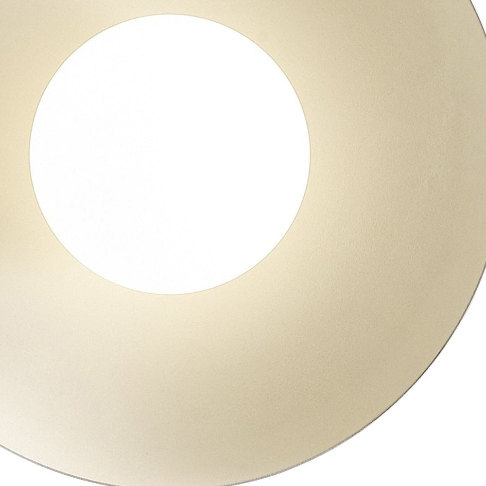 Iluminación de techo semi-empotrada con cúpula de vidrio que difunde luz ambiental. Lámpara moderna para cualquier habitación.