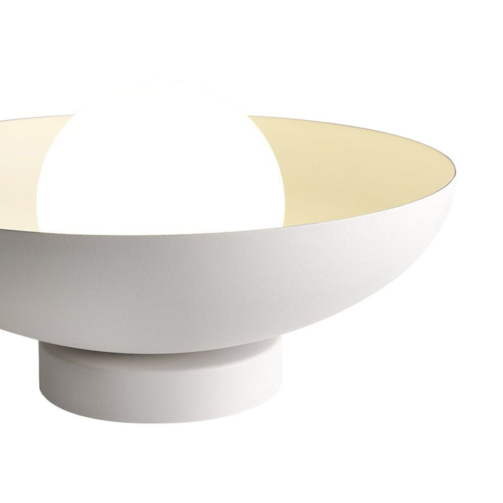 Lámpara de techo moderna con cúpula de vidrio esmerilado y estructura de metal. Semi-empotrada, diseño minimalista.