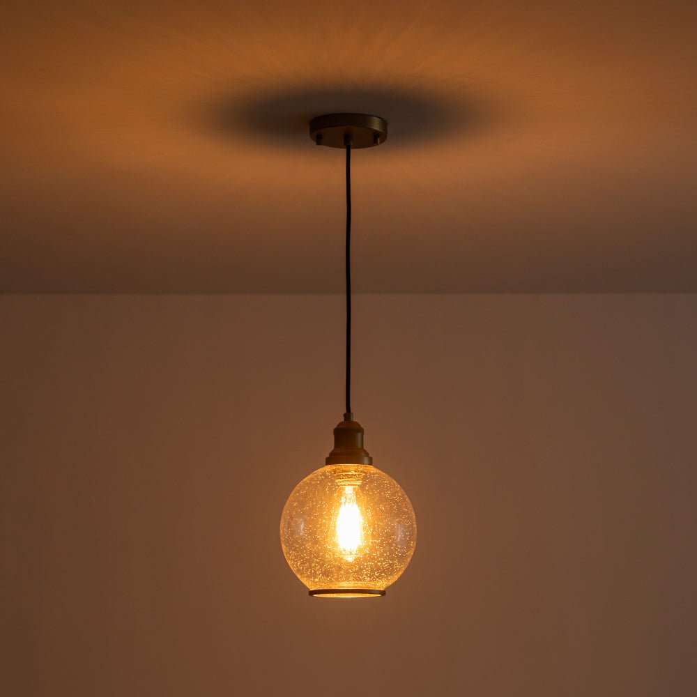 Decoración hogar moderna con lámpara colgante de vidrio semilla y latón para comedor.