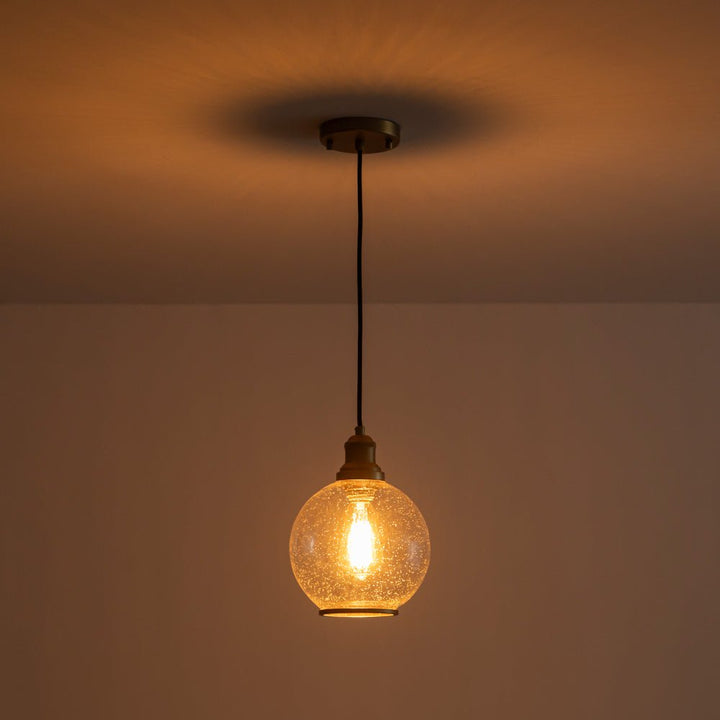Decoración hogar moderna con lámpara colgante de vidrio semilla y latón para comedor.