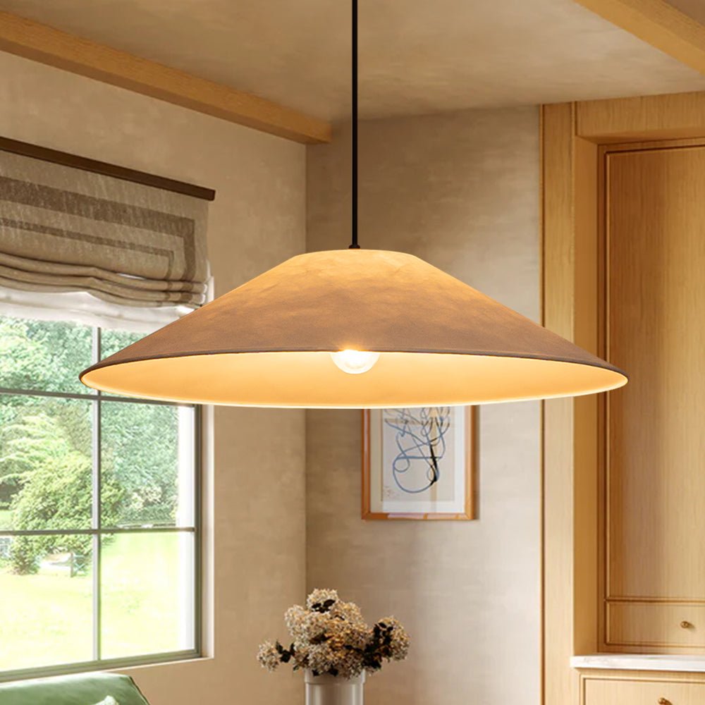Lámpara colgante de cono moderna y elegante, ideal para iluminación de diseño contemporáneo en el hogar.
