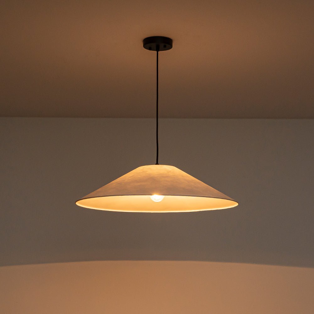 Iluminación de diseño moderno: lámpara colgante de cono elegante, ideal para un ambiente contemporáneo en tu hogar.