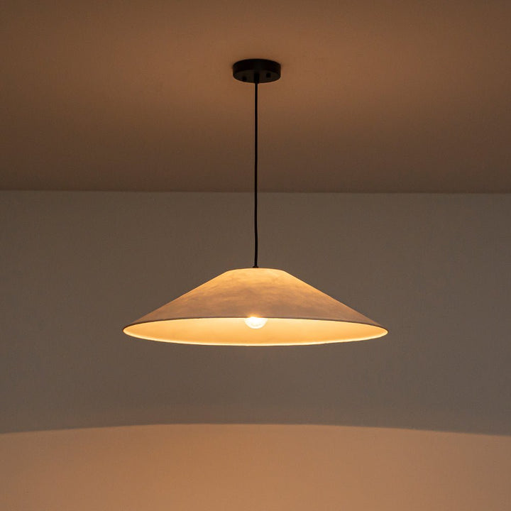 Iluminación de diseño moderno: lámpara colgante de cono elegante, ideal para un ambiente contemporáneo en tu hogar.