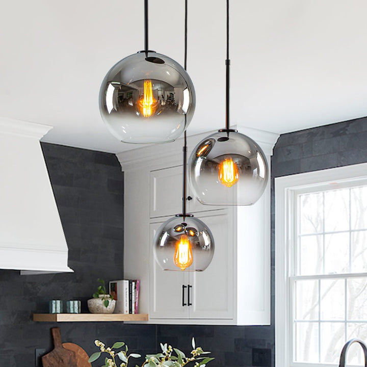 Lámpara colgante esférica moderna de 3 luces con vidrio gradiente, ideal para iluminación contemporánea.