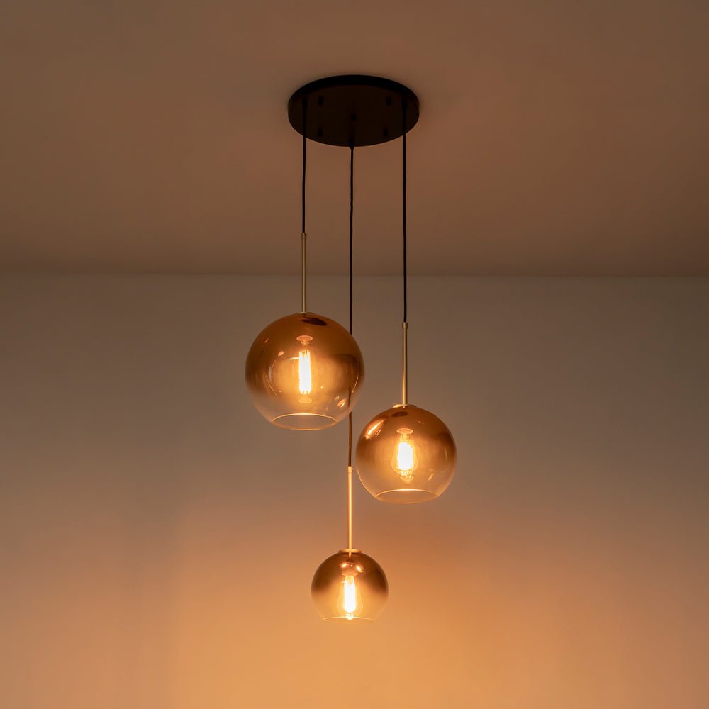 Vidrio gradiente en lámpara colgante esférica de 3 luces. Iluminación interior sofisticada.