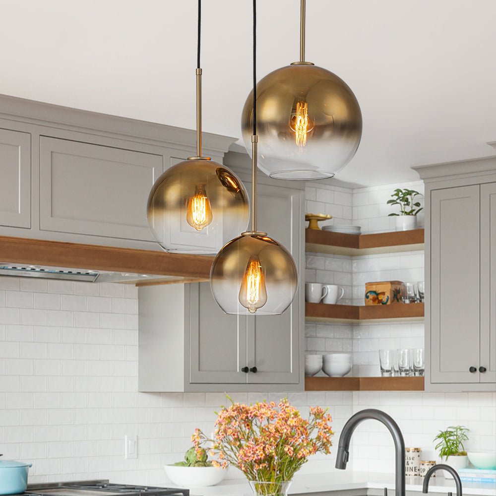 Iluminación interior: lámpara de techo esférica con cristal gradiente y tres puntos de luz.