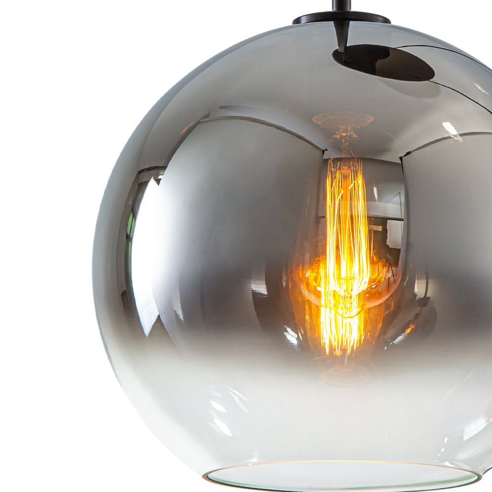 Iluminación dimmable: Lámpara esférica con 3 luces de vidrio gradiente para ambientes cálidos.