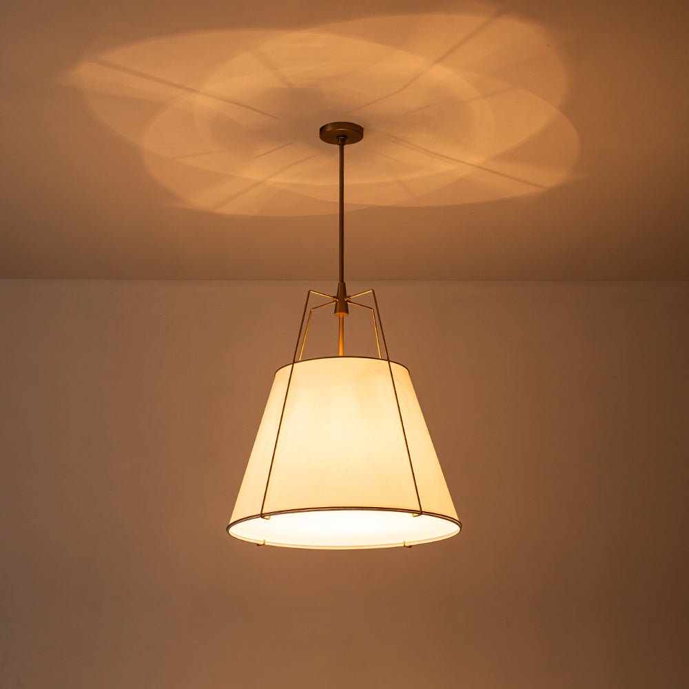 Lámpara colgante 4 luces, diseño cónico. Acabado latón. Ambiente moderno y acogedor.