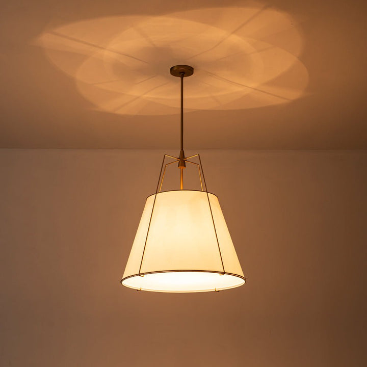 Lámpara colgante 4 luces, diseño cónico. Acabado latón. Ambiente moderno y acogedor.