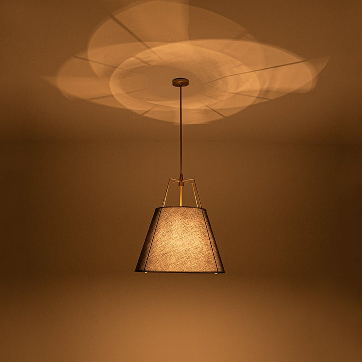 Iluminación moderna. Luz colgante cónica de 4 luces, acabado latón. Decoración interior.