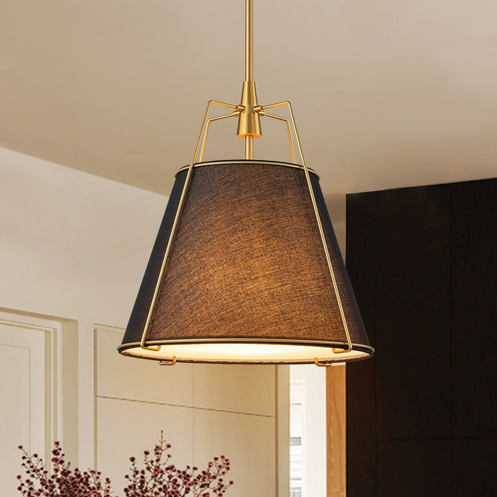 Iluminación para comedor. Luz colgante cónica de 4 focos, acabado latón brillante.