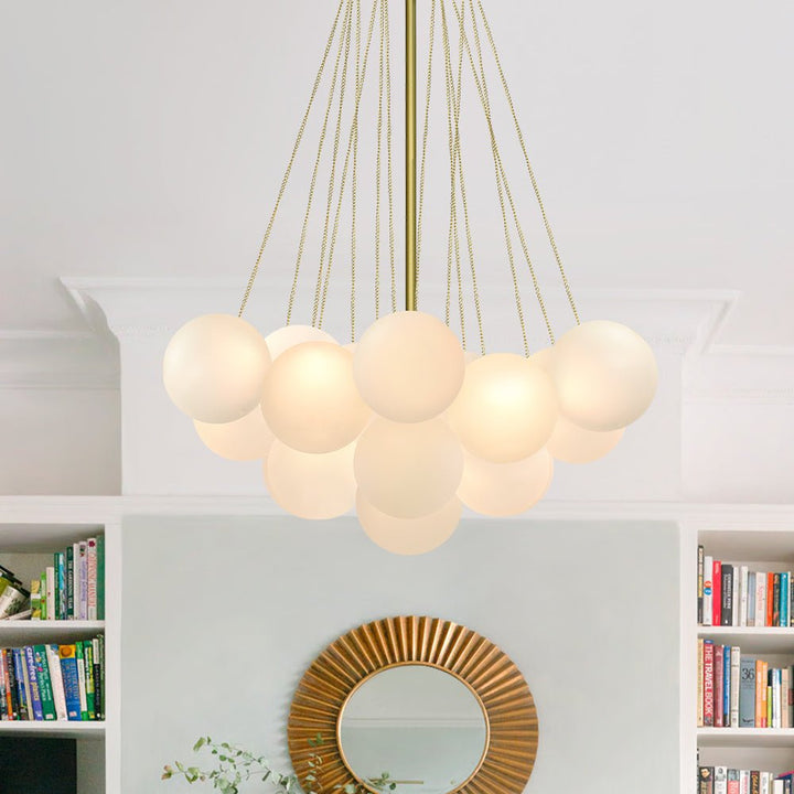 Lámpara de araña de burbujas única, latón pulido, ideal para crear un ambiente moderno en la sala.