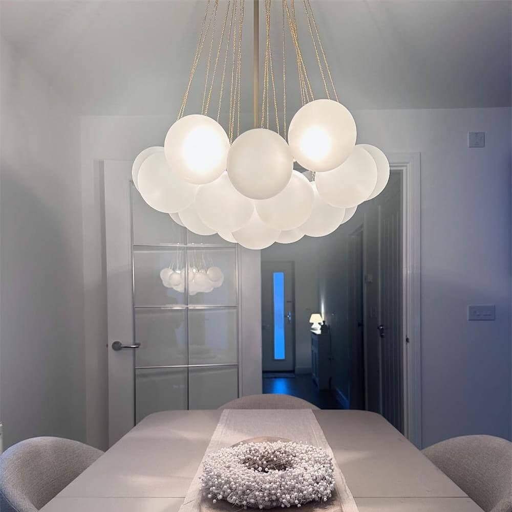 Iluminación de araña de burbujas, esferas de cristal, diseño elegante para el hogar. Ambiente moderno.