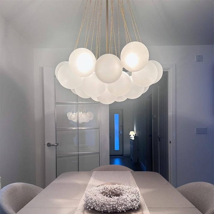 Iluminación de araña de burbujas, esferas de cristal, diseño elegante para el hogar. Ambiente moderno.